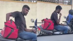 ट्रैफिक सिग्नल में बाइक पर बैठे-बैठे कस्टमर का खाना चट कर गया डिलीवरी ब्वॉय, परेशान होकर लोगों ने बोली ये बात