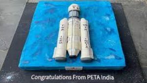 PETA ने 'इसरो' को भेंट किया शानदार वीगन केक, 'चंद्रयान 3' से जुड़ा ये रॉकेट केक क्यों है खास?