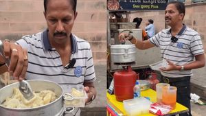 फर्राटेदार अंग्रेजी बोलकर मोमोज बेच रहा इंग्लिश का प्रोफेसर, 12 मिलियन लोगों ने देखा VIDEO