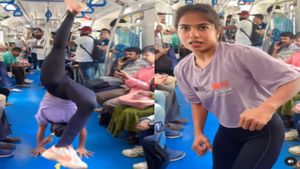 WATCH: दिल्ली मेट्रो में अजीबोगरीब हरकत करती दिखी लड़की, देखते रह गए पास बैठे लोग