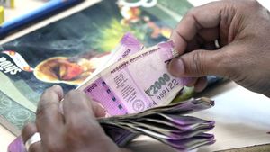 7th Pay Commission: केंद्र सरकार का कर्मचारियों को तोहफा, जल्द ही इतने फीसदी डीए में बढ़ोतरी! 