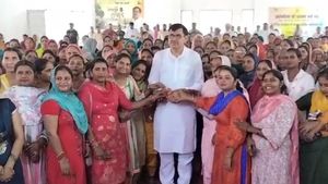 हरियाणा: पंचायत मंत्री देवेंद्र बबली ने रक्षा बंधन के अवसर पर वितरित किए 8 करोड़ 73 लाख रुपये के चेक