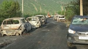 क्या दंगे के दौरान कार या बाइक जलने पर इंश्योरेंस मिलता है? जानें आसान भाषा में सबकुछ यहां