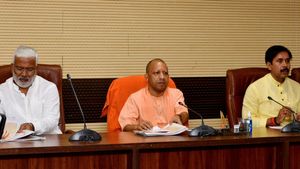 UP: मुख्यमंत्री योगी आदित्यनाथ ने वाराणसी में की समीक्षा बैठक, बोले- रिंग रोड किनारे हो शहर का हो विस्तार 