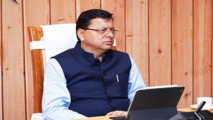 उत्तराखंड: सीएम धामी के निर्देश, उद्यमियों से बेहतर सम्बन्ध और श्रमिकों के लिए योजनाओं पर करें फोकस