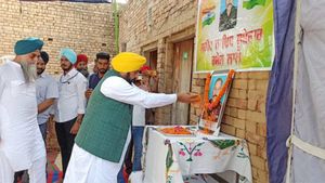 लेह शहीदों के घर श्रद्धांजलि देने पहुंचे CM मान, परिजनों को एक-एक करोड़ रुपये के चेक सौंपे