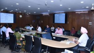 उत्तराखंड मुख्य सचिव संधु ने खाद्य पदार्थों में मिलावट रोकने को ठोस योजना तैयार करने के दिए निर्देश