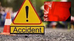 दिल्ली रेड लाइट सिग्नल पर दो ट्रकों के बीच कुचली कार, ड्राइव कर रही 22 वर्षीय महिला की हुई दर्दनाक मौत 