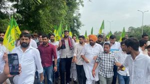 राजस्थान में इनसो का जोरदार प्रदर्शन, छात्र संघ चुनाव की मांग कर रहे दिग्विजय चौटाला को लिया पुलिस हिरासत में