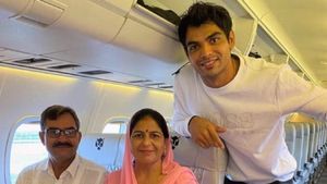 नीरज चोपड़ा की जीत पर परिवार ने मनाईं खुशियां, गांव में बांटी मिठाई, जानें क्या बोले गोल्डन बॉय के माता- पिता