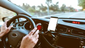 Hands-free Driving: हैंड्स-फ्री ड्राइविंग हो रही लोकप्रिय, जानें कितनी है सुरक्षित
