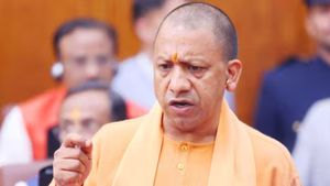 सीएम योगी का डॉक्टरों को निर्देश, तैनाती स्थल पर ही करें रात्रि विश्राम, इलाज में न बरतें लापरवाही 