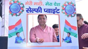 उत्तराखंड: ‘मेरी माटी-मेरा देश’ अभियान में हुए सीएम धामी शामिल,पवित्र मिट्टी के साथ ली सेल्फी 