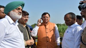 उत्तराखंड:  सीएम धामी ने भारी वर्षा के दौरान  बाजपुर में लेबड़ा नदी से हुये नुकसान का किया निरीक्षण