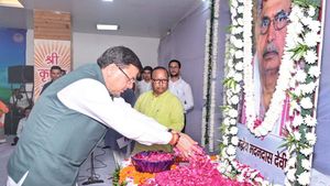 उत्तराखंड के सीएम धामी ने श्रद्धाजंलि सभा मे आरएसएस के पूर्व सह कार्यवाह मदन दास देवी को दी श्रद्धांजलि