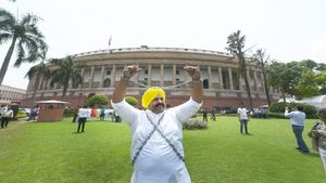 पंजाब: AAP सांसद सुशील रिंकू ने संसद भवन के बाहर किया प्रदर्शन, 'लोकतंत्र को आजाद करो' के लगाए नारे