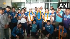 Wrestling U20 World Championship: देश का नाम रोशन कर स्वदेश लौटीं महिला पहलवान, एयरपोर्ट पर हुआ जोरदार स्वागत