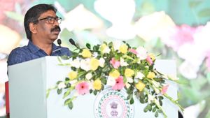 सीएम के निर्देश पर शिल्पकारों के गांव पहुंचे पूर्वी सिंहभूम डीसी वाद्ययंत्र निर्माण कार्य को लेकर क्या बोले?