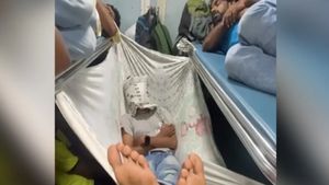 WATCH: भीड़ से खचाखच ट्रेन में झूलता दिखा शख्स, देसी जुगाड़ का वीडियो VIRAL