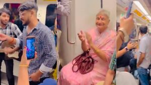 ये है दिल्ली मेट्रो! अजीबोगरीब रील्स के लिए बदनाम मेट्रो में शख्स ने गाया 'श्री गणेशा देवा', देखते रह गए लोग