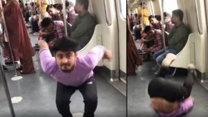 दिल्ली मेट्रो में बैकलिफ्ट मार रहा शख्स सिर के बल गिरा, लोग बोले- 'आ गया ना स्वाद...'