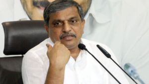 हम केंद्र की मदद से चंद्रबाबू नायडू के पीए को पकड़ लेंगे: सज्जला रामकृष्ण