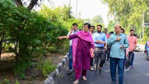 सड़क निरीक्षण करने पहुंची मंत्री आतिशी बोलीं- एक भी सड़क वर्ल्ड-क्लास स्टैंडर्ड से नीचे नहीं होनी चाहिए