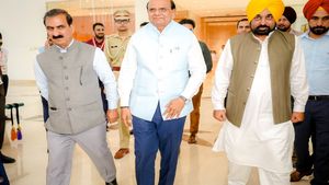 पंजाब: नॉर्थ जोन काउंसिल बैठक के लिए अमृतसर पहुंचे CM भगवंत मान, एयरपोर्ट पर हुआ शानदार स्वागत