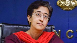 मुखर्जी नगर में दमकल विभाग ने बचाई 35 लड़कियों की जान, आतिशि मार्लेना ने थपथपाई पीठ