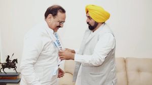 पूर्व बीजेपी विधायक अरुण नारंग ने थामा AAP का दामन, सीएम मान ने दिलाई पार्टी की सदस्यता
