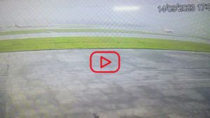 Mumbai Airport: रनवे पर प्राइवेट चार्टर्ड प्लेन के हुए 2 टुकड़े, Video से पता चलेगी वजह 