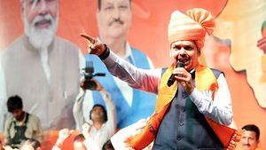 परिवर्तन यात्रा में राजस्थान पहुंचे डिप्टी सीएम देवेंद्र फडणवीस, कहा- सामने आ रहे इनके खोखले वादे