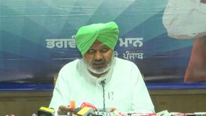'राज्यपाल के माध्यम से पंजाब में शासन करना चाहती BJP', वित्त मंत्री चीमा ने बनवारी लाल पुरोहित पर साधा निशाना