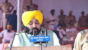'सच बोलना और सच के साथ चलना बेहद कठिन', मनप्रीत बादल के खिलाफ मामला दर्ज होने पर CM मान का हमला
