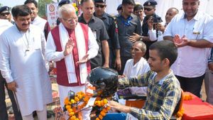 हरियाणा: जनसंवाद कार्यक्रम के दौरान सीएम खट्टर ने की कई घोषणाएं