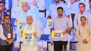 Flipkart के वितरण केंद्र के भूमिपूजन में शामिल हुए CM खट्टर, कहा- युवाओं को उपलब्ध होंगे रोजगार के अवसर