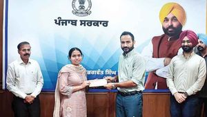 मीत हेयर ने जल संसाधन विभाग के 27 जिलादारों को सौंपे नियुक्ति पत्र, कहा- ईमानदारी से करें काम