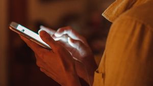 Mobile Phone Side Effects: रातभर देर तक चलाते हैं मोबाइल फोन, मानसिक बीमारी का है संकेत