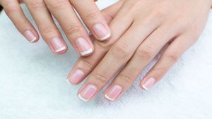 Nail White Marks: नाखूनों पर होते हैं सफेद निशान? तुरंत हो जाएं अलर्ट, हो सकती हैं गंभीर बीमारी