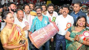 Jharkhand: सीएम हेमंत सोरेन ने अखरा में करम डाल की पारंपरिक विधि-विधान से की पूजा-अर्चना