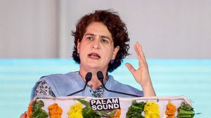 राजस्थान: प्रिंयका गांधी ने कालीबाई मेधावी छात्रा योजना के लाभार्थियों को सौंपी स्कूटी की चाभी