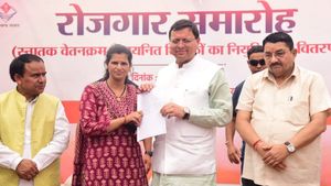 Uttarakhand: सीएम धामी ने 129 सहायक अध्यापकों को दिए नियुक्ति पत्र, कही ये बात