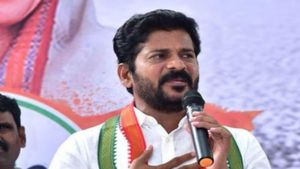 टीपीसीसी प्रमुख रेवंत ने किया पलटवार, केसीआर-केवीपी के संबंध को उजागर करने की दी धमकी