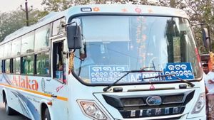 चलती बस में ड्राइवर को आया हार्ट अटैक, खुद जाते-जाते बचा ली 48 यात्रियों की जान