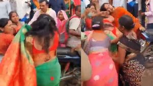 बाल खींचे और फिर जमकर चले लात घूंसे, महिला कार्यकर्ताओं ने सड़क को ही बना दिया अखाड़ा