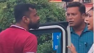 Viral Video: कार चालक और कपल के बीच हुई बहस, देखते ही देखते महिला ने बरसाए मुक्के