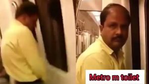दिल्ली मेट्रो में खुलेआम पेशाब करता दिखा शख्स, वायरल हुआ VIDEO