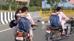 'मोहब्बत का भूत उतर जाएगा...' बीच सड़क पर चलती बाइक पर रोमांस करता दिखा कपल, वीडियो देखकर लोगों ने कही ये बात