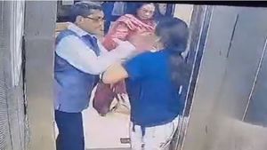नोएडा में एक बार फिर कुत्ते को लेकर घमासान! लिफ्ट में रिटायर्ड IAS अफसर की कर दी पिटाई