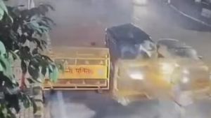 सड़क किनारे खड़े पुलिसकर्मी को SUV ने मारी जोरदार टक्कर, हवा में उछलने का वीडियो हुआ VIRAL